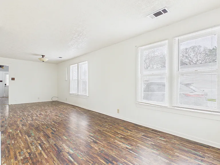 138 Watson St — Photo 4