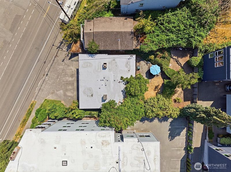 4th image of 2657 Thorndyke Avenue W