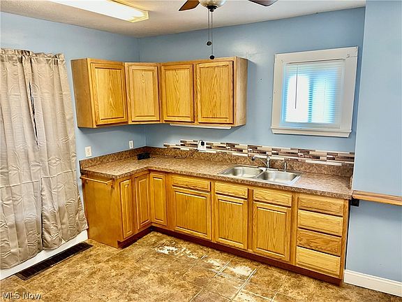 4th image of 3651 W 47th St