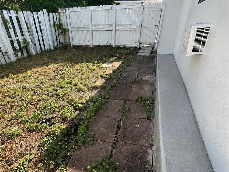 655 NW 2nd St #A — Photo 12
