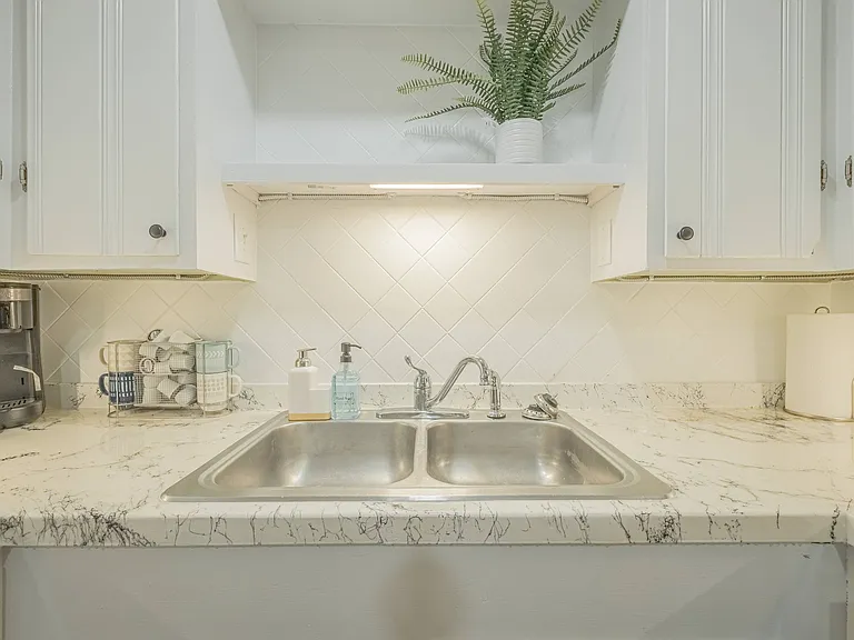 230 Habersham Dr — Photo 17