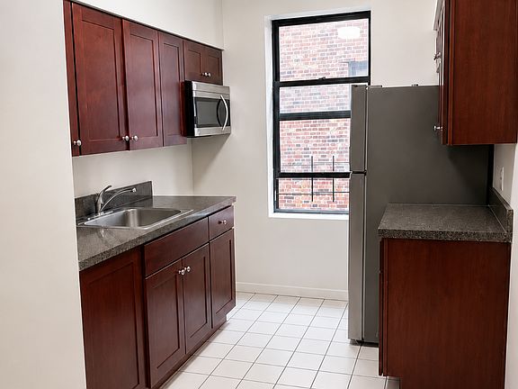 3rd image of 225 E 202nd St APT 3B