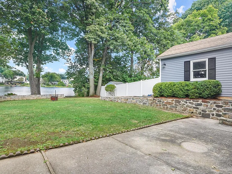 18 Cary Rd — Photo 7