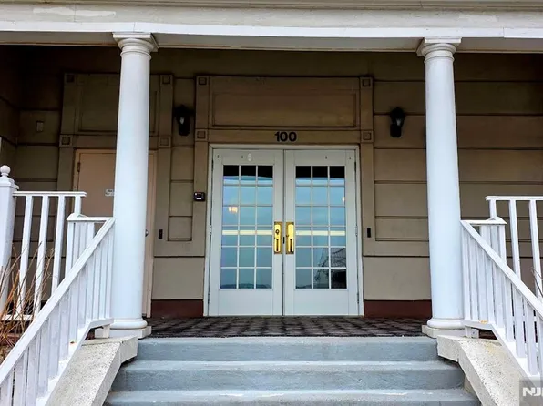 100-81 Shearwater Ct, Jersey City, NJ 07305