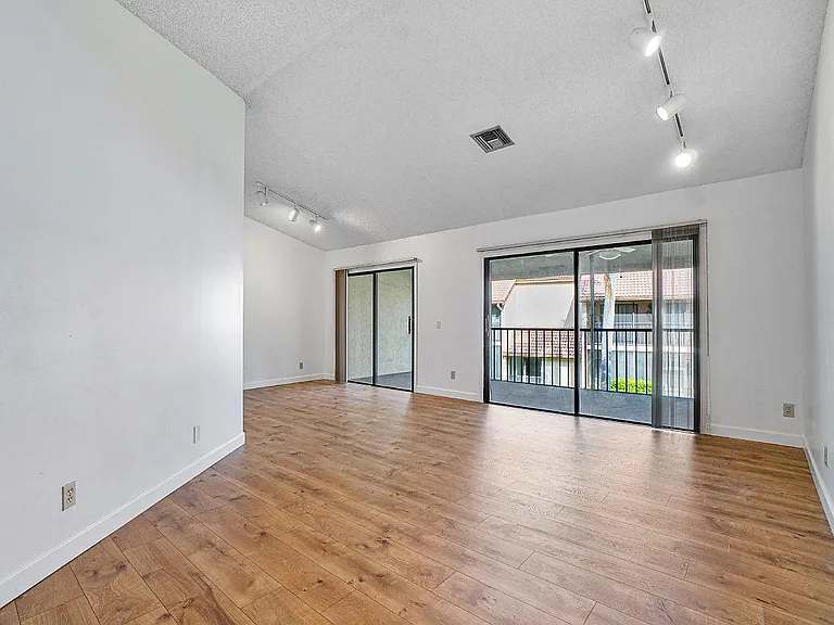 5520 Coach House Cir — Photo 5
