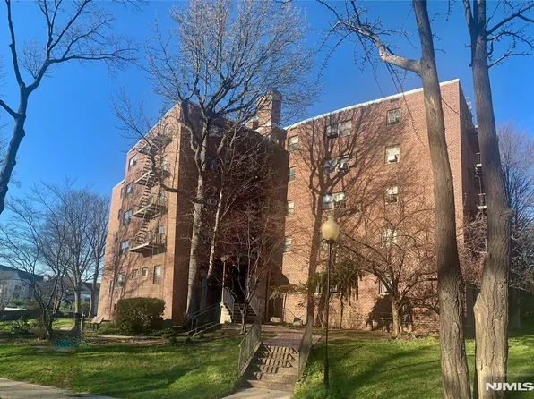 501 Linwood Dr #4, Fort Lee, NJ 07024