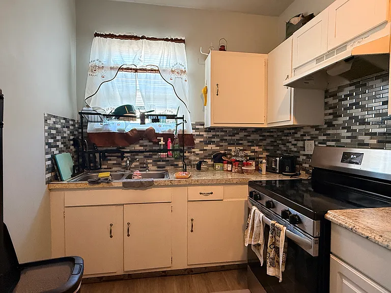 1307 Cranston St #1R — Photo 2