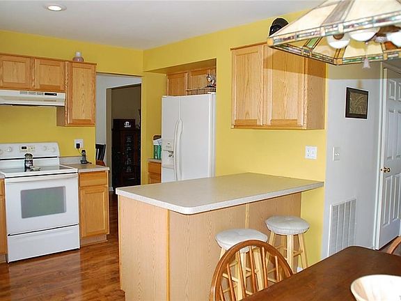 3rd image of 30 Echowood Dr