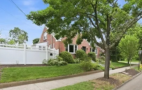 65 W Park Ave — Photo 2