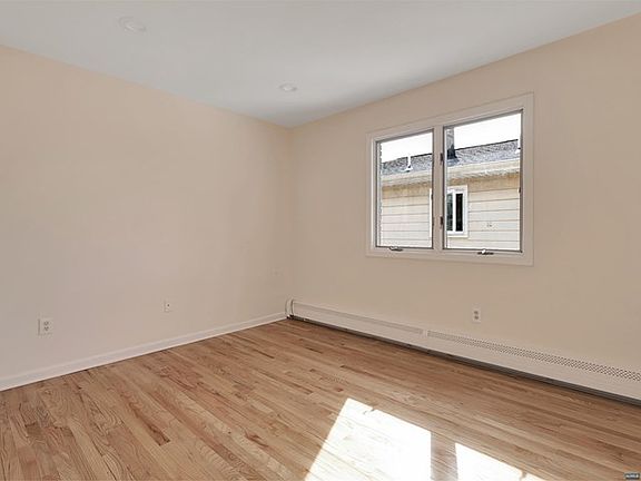 5th image of 1563A Ann St #A