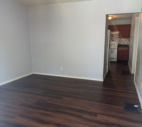 2nd image of 1122 Putnam St