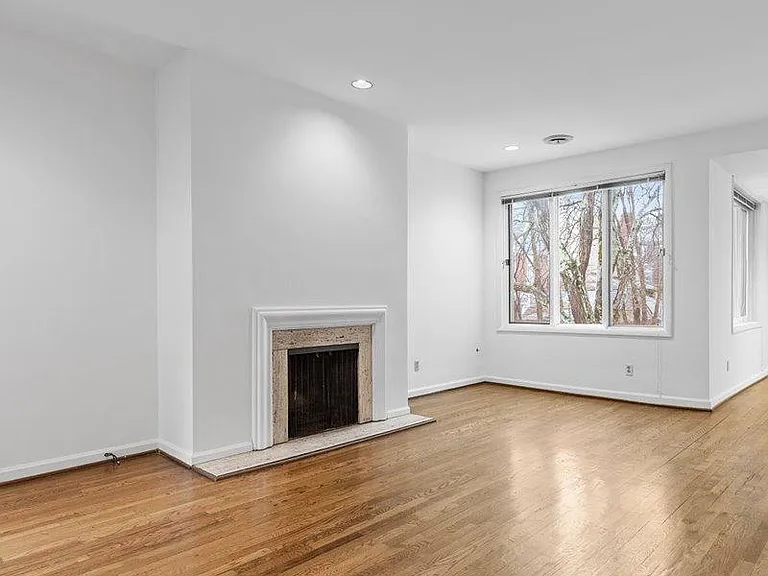 6324 Howe St #21 — Photo 2