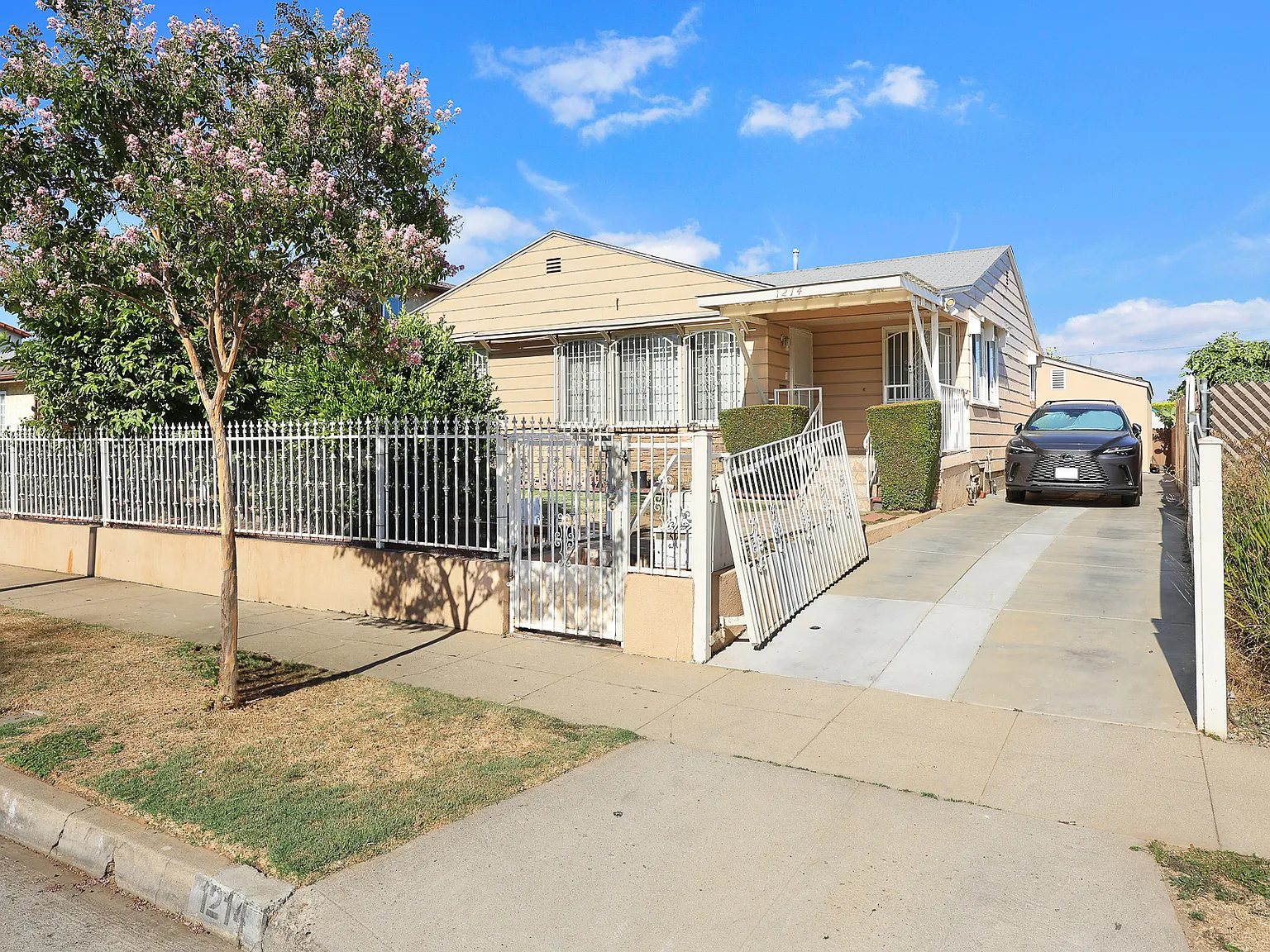2 bed, 850 sqft, $2,400 — Photo 1