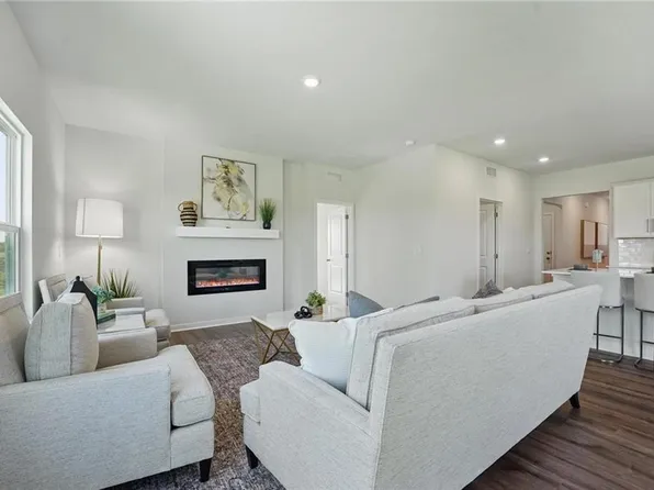 2207 Creek View Ln, Raymore, MO 64083