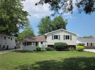 24872 Deerfield Dr, North Olmsted, OH 44070