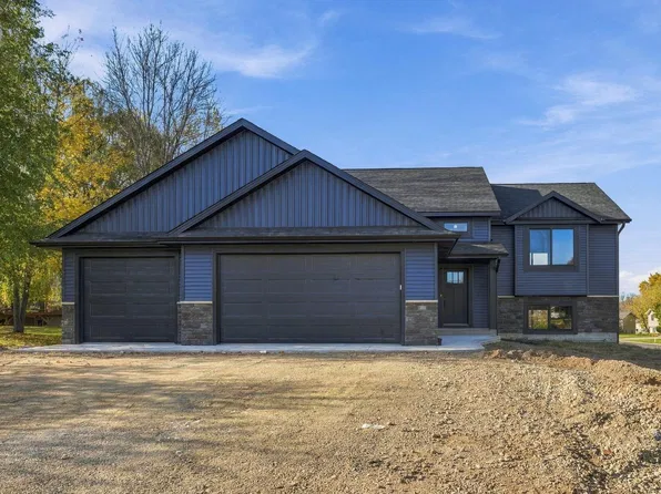 521 Summit Cir, Baldwin, WI 54002