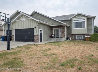 1925 Canyon Dr, Dickinson, ND 58601