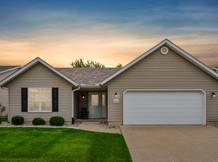 2037 Villa Pines Cir, Carbon Cliff, IL 61239