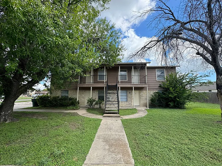 1902 Cedarhill Dr — Photo 1