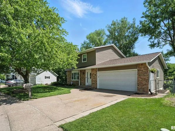 108 Colony Dr, Davenport, IA 52806