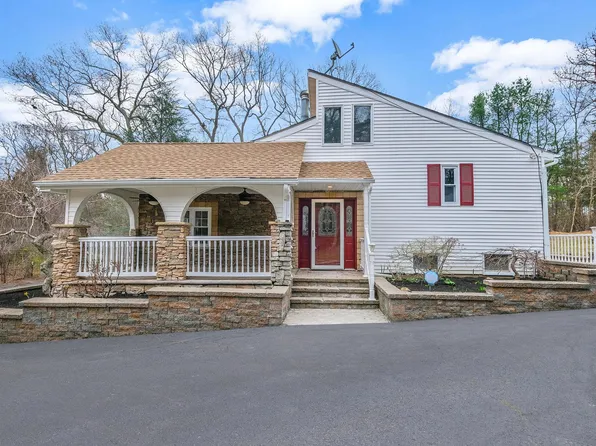 90 E Bartlett Road, Middle Island, NY 11953