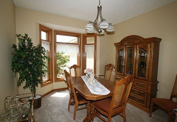 Dining area could also serve as an office, nice etched glass doors 