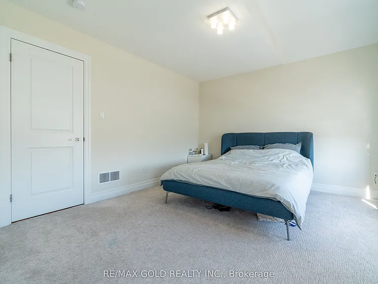 2591 Sheffield Blvd — Photo 36