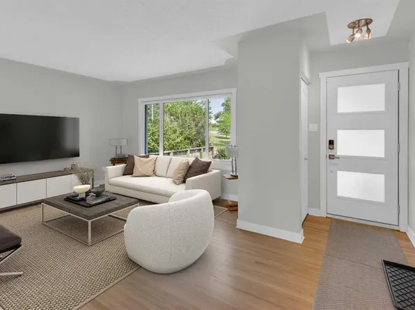 1 N Thorncliffe Cres NW, Calgary, AB T2K 3A9