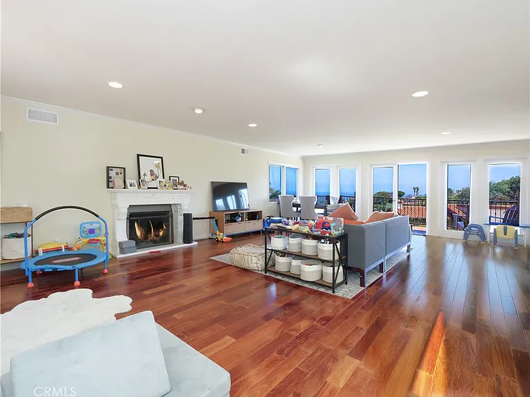 345 Palos Verdes Dr W — Photo 2
