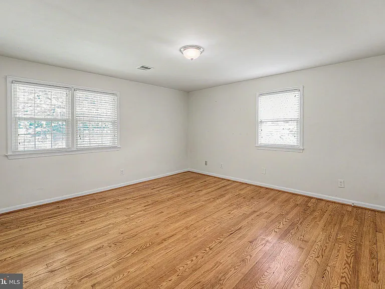 10708 Norman Ave — Photo 6