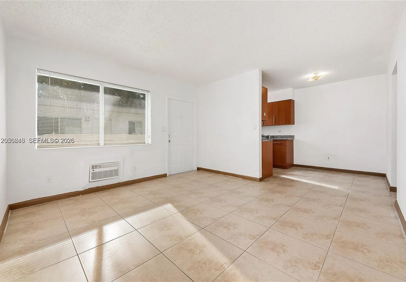 932 Moffett Condo — Photo 1