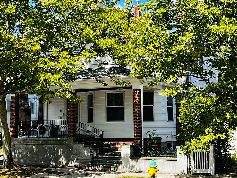 733 Belmont St — Photo 15