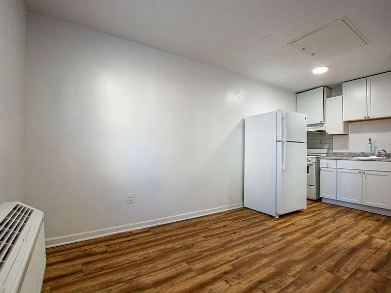 2415 E St — Photo 3