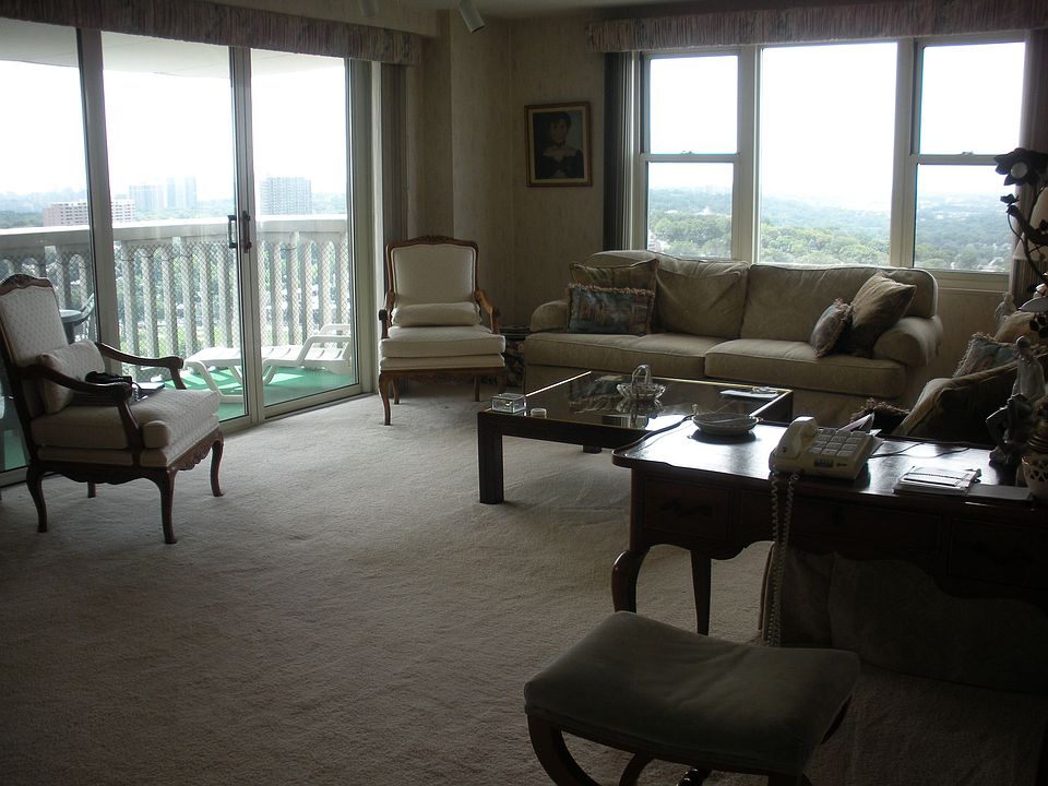 Living Rm w/Doors to terrace