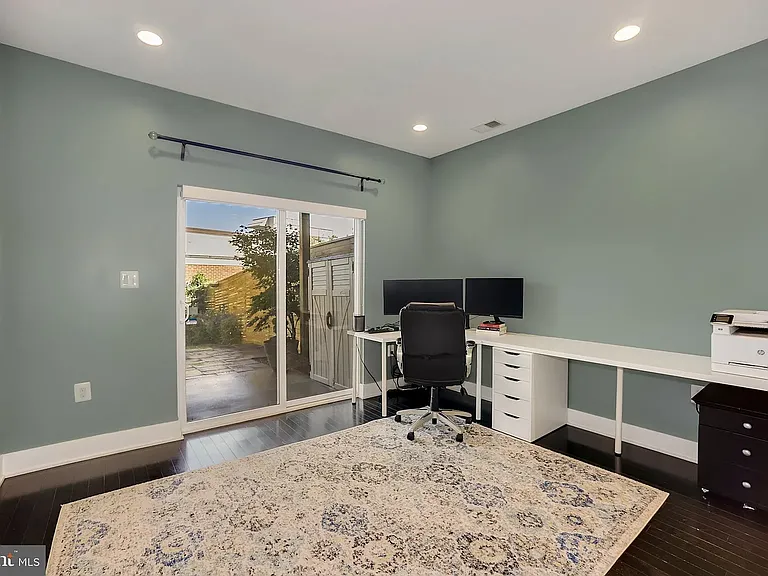 1030 Perry St NE — Photo 4