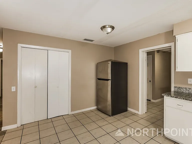 631 Carey Pl — Photo 5