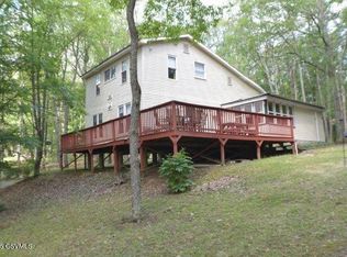 48 Dog House Ln, Millmont, PA 17845