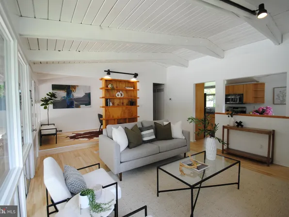 7807 Sycamore Dr, Falls Church, VA 22042