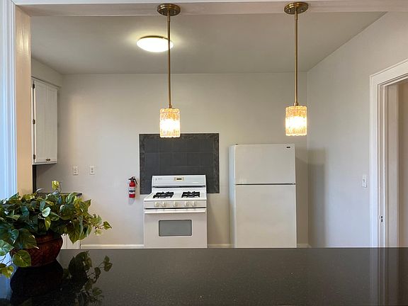 Open counter to kitchen