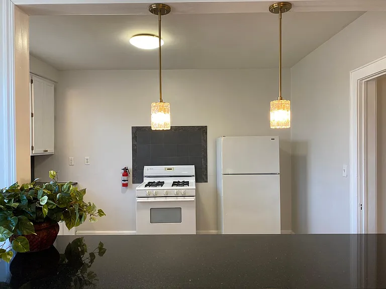Open counter to kitchen