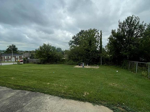5th image of 979 Villa Dr #11412735