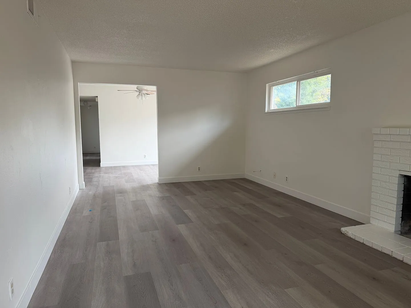 Recently Renovated 1050 soft. 3 Bedroom 2 Bathroom 1/2 Plex In Rancho Cordova For Rent — Photo 2