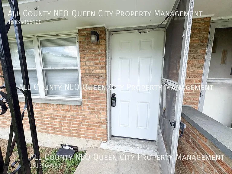 2725 McCall St — Photo 3