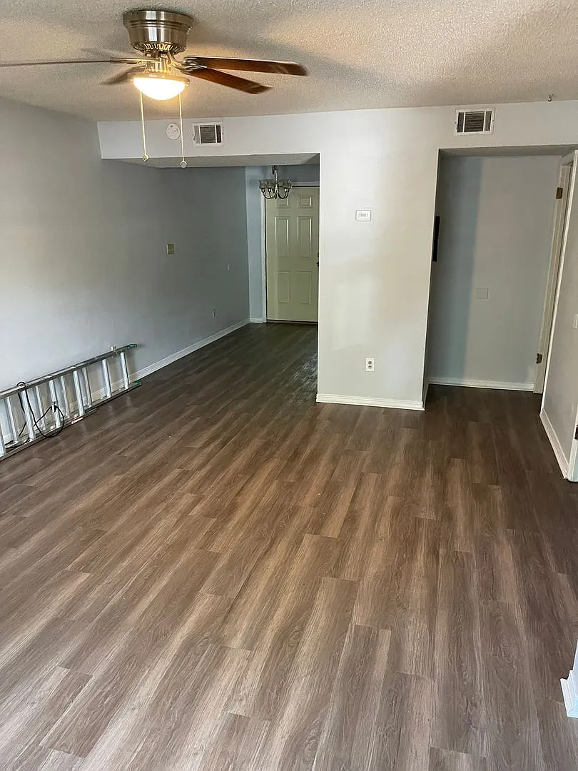 Large 2 bed 1.5 bath Townhome — Photo 2