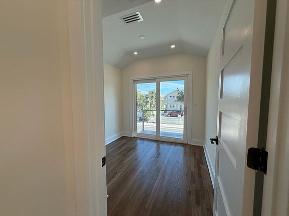 4th image of 808 1st St S #202