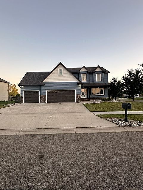 1st image of 680 Hampton Dr E
