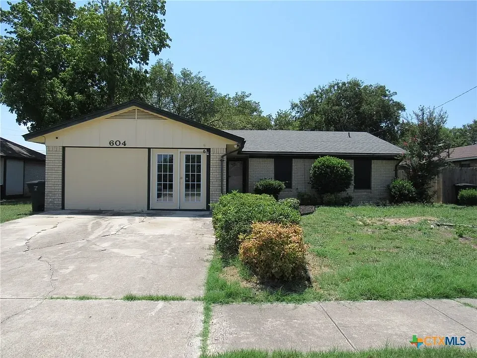 604 Colonial Ln