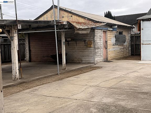 3rd image of 7438 Wells Ave