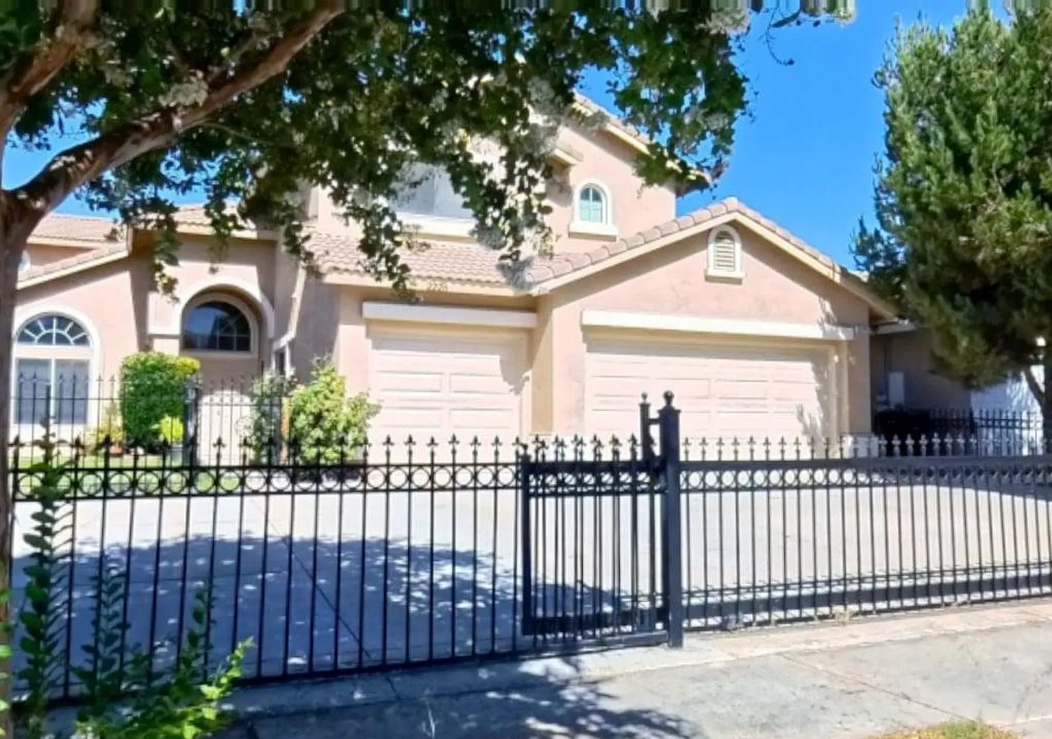 2226 Willowbrook Ln | Spacious 5-Bedroom Home in the Growing City of Perris Over 2,850 Sq. Ft.! — Photo 3