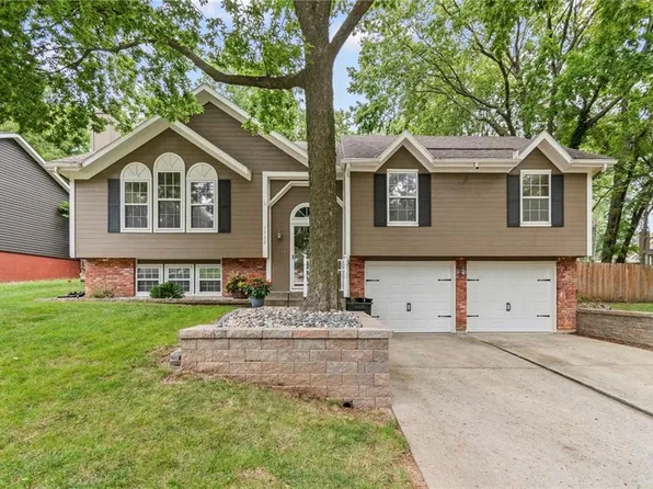 1322 NE Quail Walk Dr, Blue Springs, MO 64014